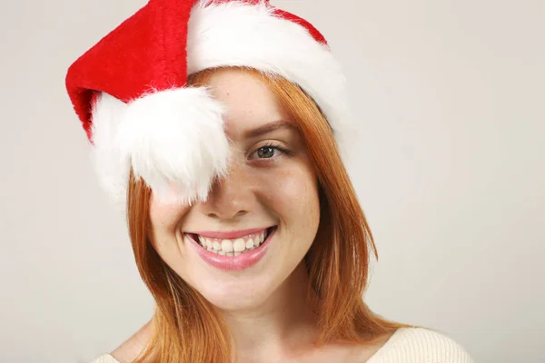 Portret Van Mooie Roodharige Jonge Vrouw Dragen Kerstman Hoed Witte — Stockfoto