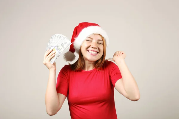 Dinheiro Como Conceito Presente Natal Retrato Feliz Jovem Ruiva Segurando — Fotografia de Stock