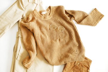 Moda blog için sonbahar giyim temel fikirler kitap vitrin bak. Eşleşen giysi öğe rahat kümesi. Gözde kitle pazarı giyim kavramı. Arka plan, uzay kopyalama, en iyi görünümü kapatın, yat.