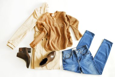 Moda blog için sonbahar giyim temel fikirler kitap vitrin bak. Eşleşen giysi öğe rahat kümesi. Gözde kitle pazarı giyim kavramı. Arka plan, uzay kopyalama, en iyi görünümü kapatın, yat.