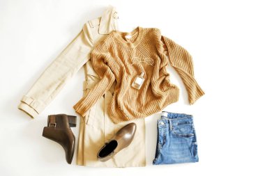 Moda blog için sonbahar giyim temel fikirler kitap vitrin bak. Eşleşen giysi öğe rahat kümesi. Gözde kitle pazarı giyim kavramı. Arka plan, uzay kopyalama, en iyi görünümü kapatın, yat.