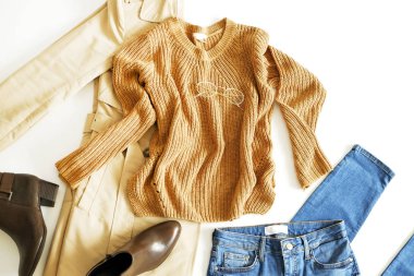 Moda blog için sonbahar giyim temel fikirler kitap vitrin bak. Eşleşen giysi öğe rahat kümesi. Gözde kitle pazarı giyim kavramı. Arka plan, uzay kopyalama, en iyi görünümü kapatın, yat.