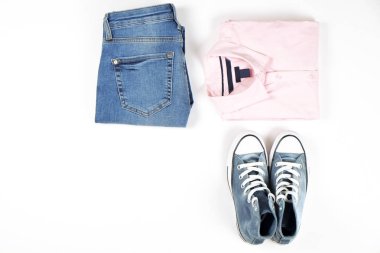 Moda blog için sonbahar giyim temel fikirler kitap vitrin bak. Eşleşen giysi öğe rahat kümesi. Gözde kitle pazarı giyim kavramı. Arka plan, uzay kopyalama, en iyi görünümü kapatın, yat.