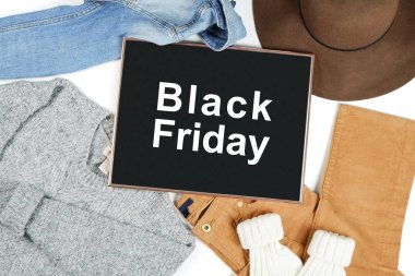 Siyah Cuma promosyon afiş kavramı. Moda butik için sonbahar giyim temel uygulamaları kitap vitrin bak. Eşleşen giysi öğe rahat kümesi. Arka plan, en iyi görünümü, düz yatıyordu kadar yakın.