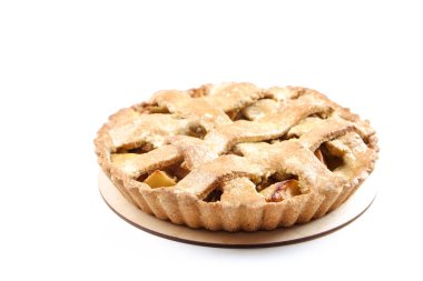 Geleneksel Amerikan Teşekkürleri Beyaz arka planda izole edilmiş kafes turtası veriyor. Altın hamura pişirilmiş ev yapımı meyveli tart. Kapat, boşluğu kopyala, üst görünüm.