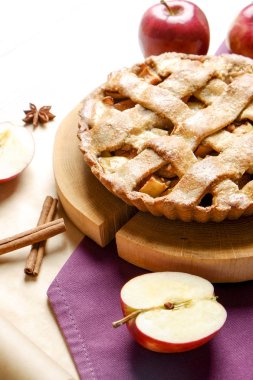 Geleneksel Amerikan teşekkür vermek pasta, bütün ve yarıya elma, tarçın, anason tohumu. Ev yapımı meyve tart malzemeler ile altın kabuk için pişmiş. Yakın çekim, kopya alanı, üstten görünüm, arka plan.