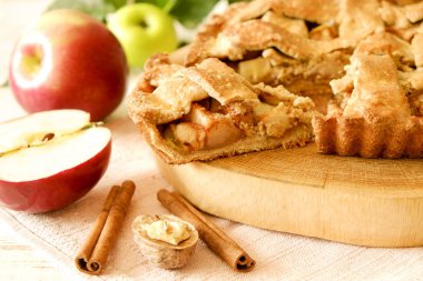 Geleneksel Amerikan teşekkür vermek pasta, bütün ve yarıya elma, tarçın, anason tohumu. Ev yapımı meyve tart malzemeler ile altın kabuk için pişmiş. Yakın çekim, kopya alanı, üstten görünüm, arka plan.