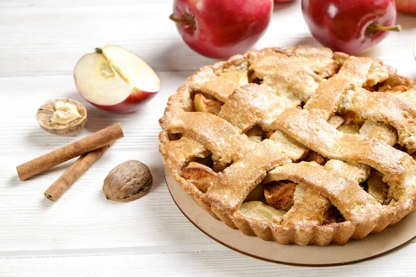 Traditionnel Américain Merci Donner Tarte Pommes Entières Coupées Deux Bâtonnets — Photo