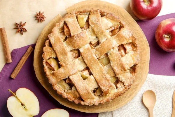 Traditionelles Amerikanisches Dankeschön Mit Kuchen Ganzen Und Halbierten Äpfeln Zimtstangen — Stockfoto