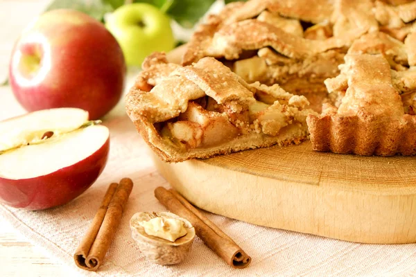 Traditionnel Américain Merci Donner Tarte Pommes Entières Coupées Deux Bâtonnets — Photo