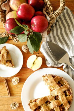 Geleneksel Amerikan teşekkür vermek pasta, bütün ve yarıya elma, tarçın, anason tohumu. Ev yapımı meyve tart malzemeler ile altın kabuk için pişmiş. Yakın çekim, kopya alanı, üstten görünüm, arka plan.