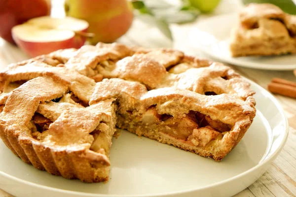 Traditional American Thanks Giving Pie Whole Halved Apples Cinnamon Sticks — Stock Photo, Image