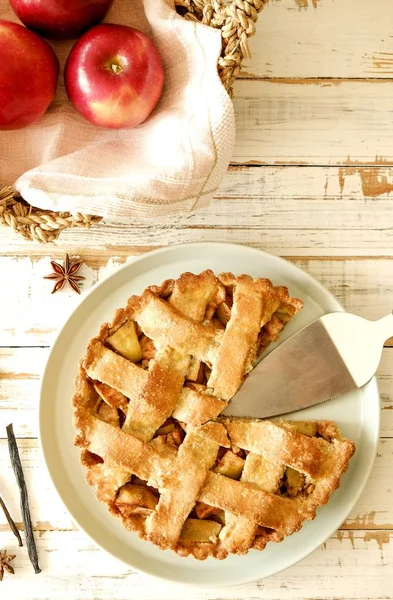 Traditionnel Américain Merci Donner Tarte Pommes Entières Coupées Deux Bâtonnets — Photo