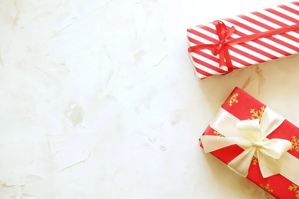 Dois Natal Apresenta Envoltório Papel Vermelho Branco Amarrado Com Arcos — Fotografia de Stock