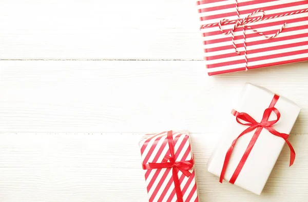 Три Рождественских Подарка Обертки Красной Белой Бумаги Связанные Бечевкой Шелковым — стоковое фото