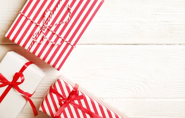 Tre Regali Natale Avvolgono Carta Bianca Rossa Legato Con Spago — Foto Stock