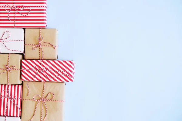 Una Gran Cantidad Regalos Navidad Envuelven Papel Rojo Blanco Artesanal —  Fotos de Stock