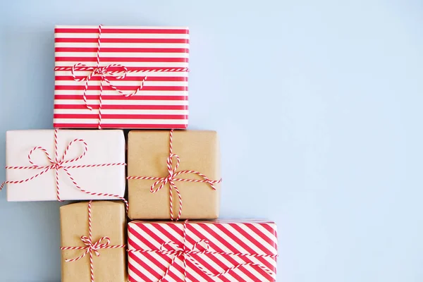 Много Рождественских Подарков Обернуты Красную Белую Ремесленную Бумагу Завязанную Бечевкой — стоковое фото