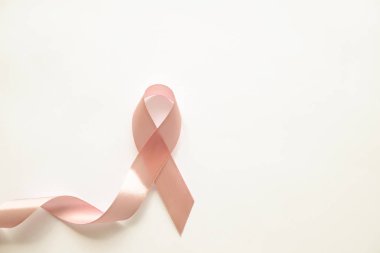 Pembe renkli kurdele - meme kanseri bilinçlendirme ve kadınlar için moral desteği uluslararası sembolü. İzole arka plan, kopya alanı, yakın çekim, görünümü şişman lay top.