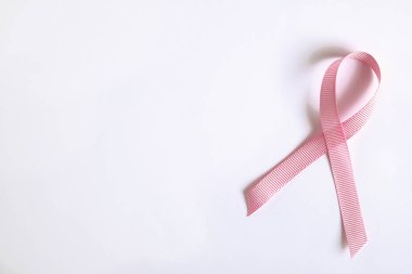 Pembe renkli kurdele - meme kanseri bilinçlendirme ve kadınlar için moral desteği uluslararası sembolü. İzole arka plan, kopya alanı, yakın çekim, görünümü şişman lay top.