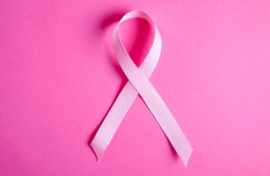 Pembe renkli kurdele - meme kanseri bilinçlendirme ve kadınlar için moral desteği uluslararası sembolü. İzole arka plan, kopya alanı, yakın çekim, görünümü şişman lay top.