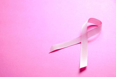 Pembe renkli kurdele - meme kanseri bilinçlendirme ve kadınlar için moral desteği uluslararası sembolü. İzole arka plan, kopya alanı, yakın çekim, görünümü şişman lay top.