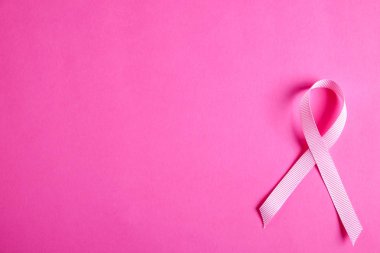 Pembe renkli kurdele - meme kanseri bilinçlendirme ve kadınlar için moral desteği uluslararası sembolü. İzole arka plan, kopya alanı, yakın çekim, görünümü şişman lay top.