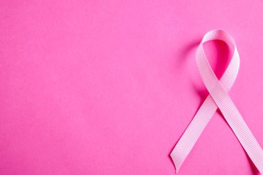 Pembe renkli kurdele - meme kanseri bilinçlendirme ve kadınlar için moral desteği uluslararası sembolü. İzole arka plan, kopya alanı, yakın çekim, görünümü şişman lay top.