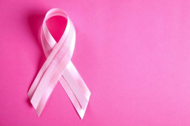 Pembe renkli kurdele - meme kanseri bilinçlendirme ve kadınlar için moral desteği uluslararası sembolü. İzole arka plan, kopya alanı, yakın çekim, görünümü şişman lay top.