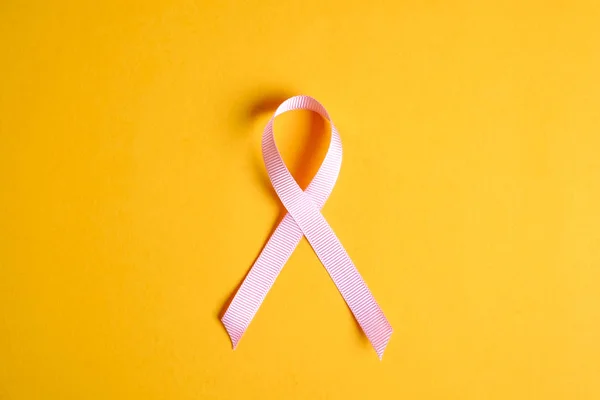 粉红色的丝带 国际象征乳腺癌的意识和对妇女的道义支持 隔离背景 复制空间 顶部视图脂肪放置 — 图库照片
