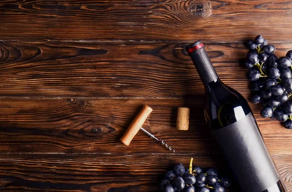 Jahrgangsflasche Rotwein Mit Mattschwarzem Etikett Korkenzieher Trauben Auf Holztischhintergrund Teure — Stockfoto