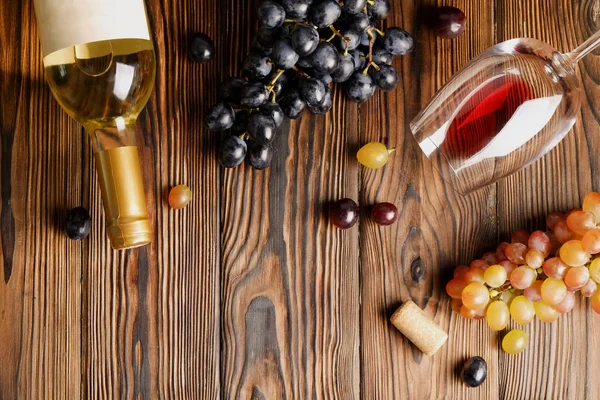 Bouteille Vin Blanc Avec Étiquette Mate Vierge Avec Grappes Raisins — Photo