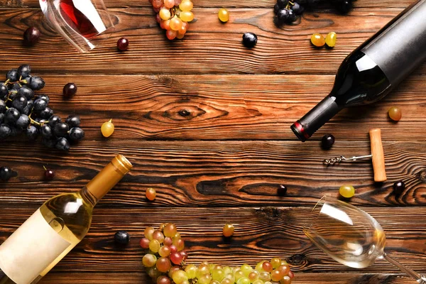 Zwei Flaschen Rot Und Weißwein Mit Mattem Etikett Mit Trauben — Stockfoto