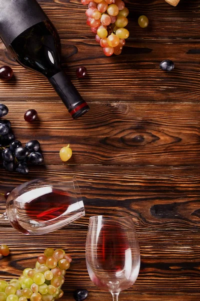 Vintage Flasche Rotwein Mit Mattschwarzem Etikett Gegossenem Glas Korkenzieher Trauben — Stockfoto