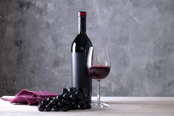 Sticlă Vintage Vin Roșu Etichetă Neagră Mată Goală Grămadă Struguri — Fotografie, imagine de stoc