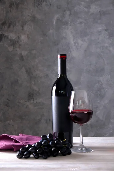 Botella Vintage Vino Tinto Con Etiqueta Negra Mate Blanco Racimo — Foto de Stock