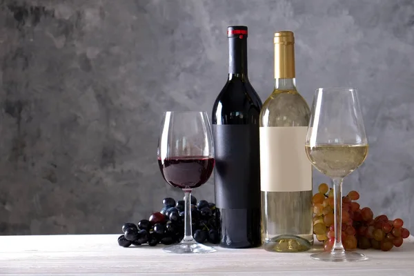 Zwei Flaschen Rot Und Weißwein Mit Matten Schwarz Weißen Blankoetiketten — Stockfoto