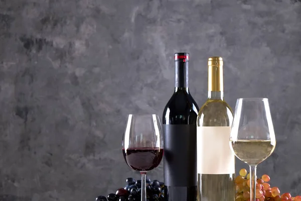 Zwei Flaschen Rot Und Weißwein Mit Matten Schwarz Weißen Blankoetiketten — Stockfoto