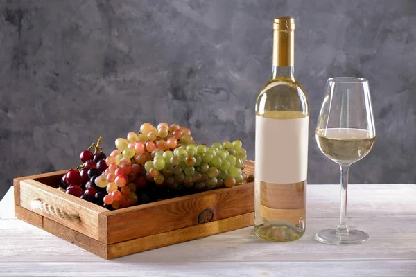 Jahrgangsflasche Weißwein Mit Mattem Etikett Traubenstrauß Auf Holztisch Betonhintergrund Teure — Stockfoto