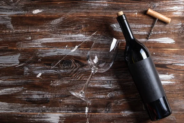 Vintage Flasche Rotwein Mit Mattschwarzem Etikett Korkenzieher Auf Geriebenem Holztischhintergrund — Stockfoto