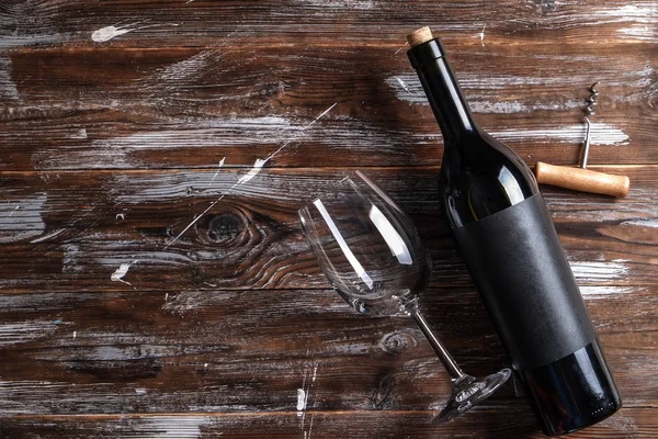 Vintage Flasche Rotwein Mit Mattschwarzem Etikett Korkenzieher Auf Geriebenem Holztischhintergrund — Stockfoto