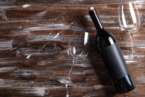 Vintage Flasche Rotwein Mit Mattschwarzem Etikett Korkenzieher Auf Geriebenem Holztischhintergrund — Stockfoto