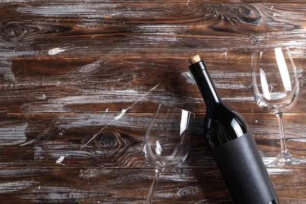 Vintage Flasche Rotwein Mit Mattschwarzem Etikett Korkenzieher Auf Geriebenem Holztischhintergrund — Stockfoto