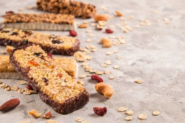 Kurutulmuş meyve ve çeşitli fındık, gri beton zemin ile karışık gluten ücretsiz granola tahıl enerji bar. Sağlıklı vegan süper yiyecek, sportif yaşam tarzı için çerez Diyet fitness. Üstten görünüm, kopya alanı.