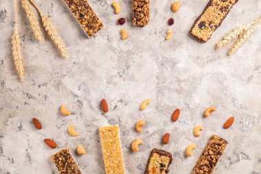 Kurutulmuş meyve ve çeşitli fındık, gri beton zemin ile karışık gluten ücretsiz granola tahıl enerji bar. Sağlıklı vegan süper yiyecek, sportif yaşam tarzı için çerez Diyet fitness. Üstten görünüm, kopya alanı.