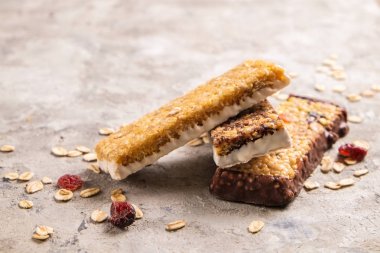 Kurutulmuş meyve ve çeşitli fındık, gri beton zemin ile karışık gluten ücretsiz granola tahıl enerji bar. Sağlıklı vegan süper yiyecek, sportif yaşam tarzı için çerez Diyet fitness. Üstten görünüm, kopya alanı.