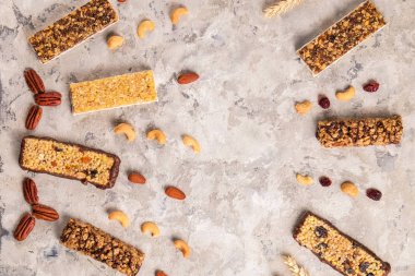 Kurutulmuş meyve ve çeşitli fındık, gri beton zemin ile karışık gluten ücretsiz granola tahıl enerji bar. Sağlıklı vegan süper yiyecek, sportif yaşam tarzı için çerez Diyet fitness. Üstten görünüm, kopya alanı.