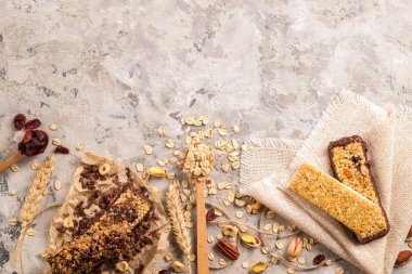 Kurutulmuş meyve ve çeşitli fındık, gri beton zemin ile karışık gluten ücretsiz granola tahıl enerji bar. Sağlıklı vegan süper yiyecek, sportif yaşam tarzı için çerez Diyet fitness. Üstten görünüm, kopya alanı.