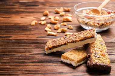 Kurutulmuş meyve ve çeşitli fındık, gri beton zemin ile karışık gluten ücretsiz granola tahıl enerji bar. Sağlıklı vegan süper yiyecek, sportif yaşam tarzı için çerez Diyet fitness. Üstten görünüm, kopya alanı.