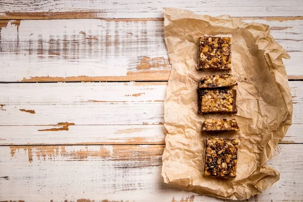 Várias Barras Energia Chocolate Granola Linha Com Nozes Mistas Espalhadas — Fotografia de Stock